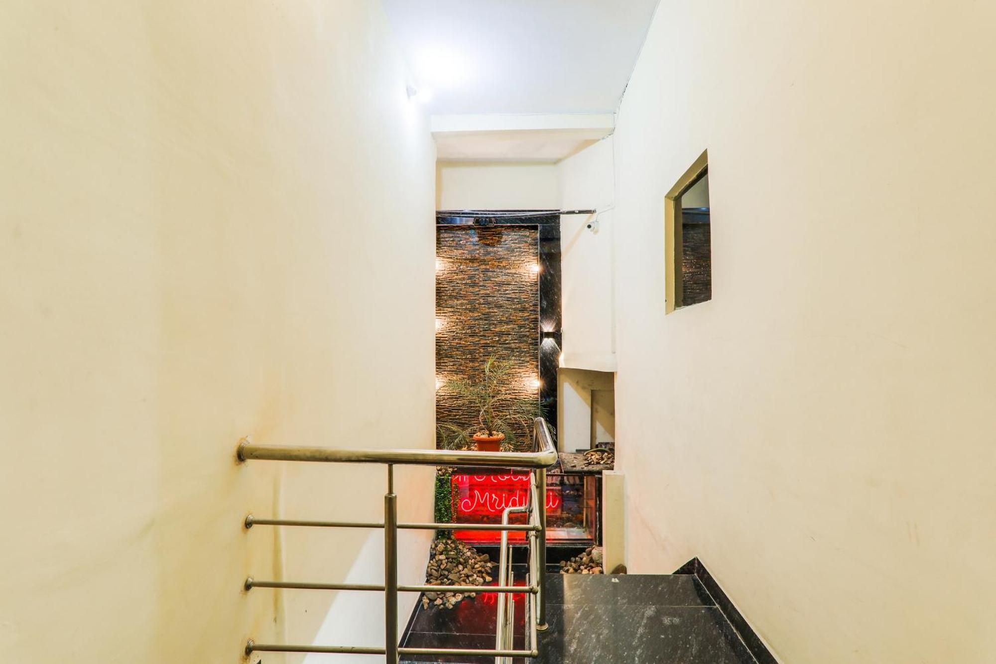 Hotel O Shree Hotel Mriduni Váránaszi Kültér fotó